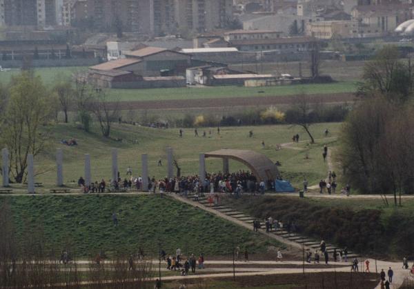 Sesto San Giovanni - Parco Nord, settore Montagnetta - Panoramica dall'alto da casa di Sandra Macchi - Teatrino (ex piccolo carroponte Breda) - Evento musicale - Persone - Alberi - Prato - Sullo sfondo palazzi di Bresso