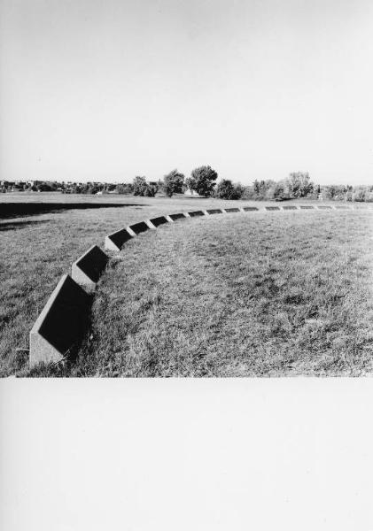 Sesto San Giovanni - Parco Nord, settore Montagnetta - Monumento al Deportato - Masselli di porfido disposti a semicerchio - Iscrizioni dei nomi dei deportati - Prato - Alberi