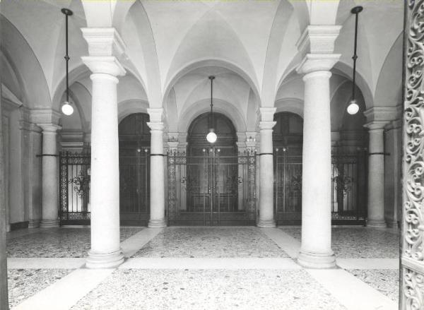 Istituto dei Ciechi di Milano - Edificio - Atrio d'ingresso - Cancellata