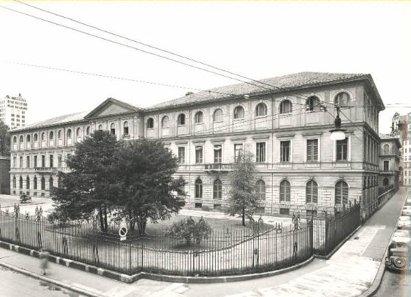Istituto dei Ciechi di Milano - Via Vivaio - Edificio - Facciata - Giardino - Auto parcheggiate lungo la strada