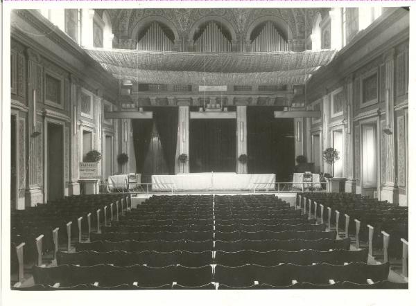 Istituto dei Ciechi di Milano - Interno - Sala dei concerti Barozzi addobbata per una trasmissione televisiva - Veduta frontale