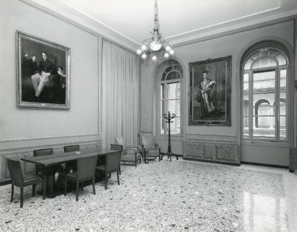Istituto dei Ciechi di Milano - Sala degli uffici - Interno - Tavolo con sedie e poltrone - Due quadri appesi alle pareti