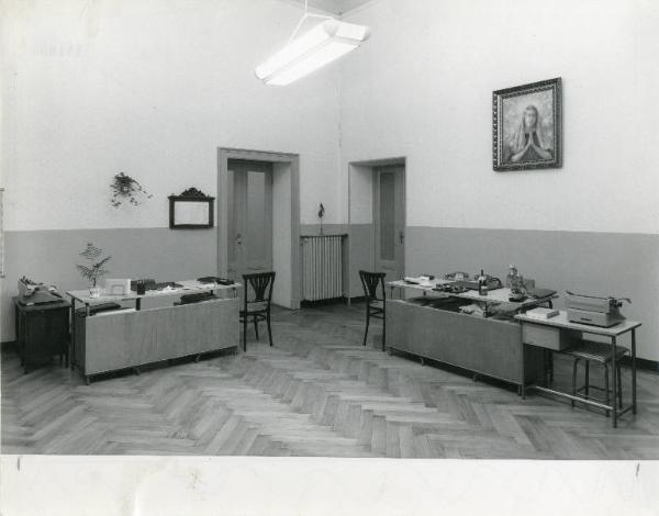 Istituto dei Ciechi di Milano - Ufficio - Interno - 2 scrivanie con sedie - Quadro appeso alla parete
