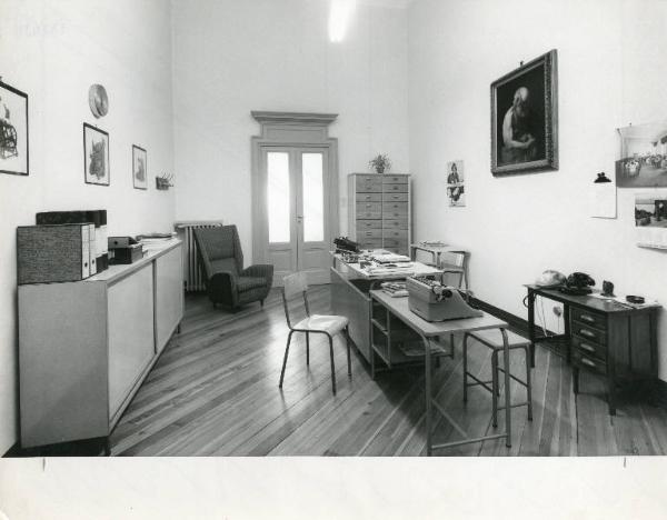 Istituto dei Ciechi di Milano - Ufficio - Interno - Scrivanie con sedia - Poltrona - Mobilia - Quadri appesi alle pareti