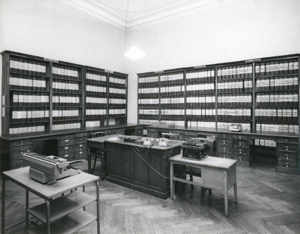 Istituto dei Ciechi di Milano - Archivio - Interno - Scrivanie - Scaffalature con cartelle d'archivio - Strumenti di lavoro
