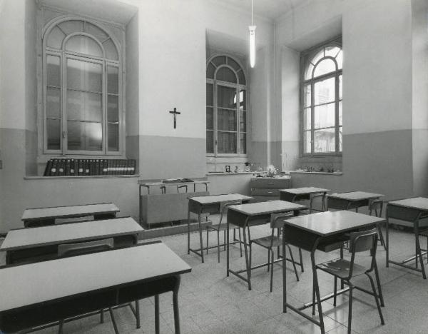 Istituto dei Ciechi di Milano - Scuola - Aula scolastica - Interno - Banchi con sedie - Cattedra