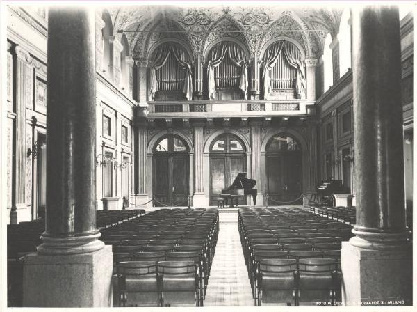 Istituto dei Ciechi di Milano - Sala dei concerti Barozzi - Interno - Veduta frontale - Pianoforte a coda sul palco