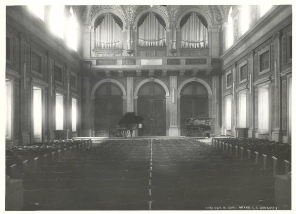 Istituto dei Ciechi di Milano - Sala dei concerti Barozzi - Interno - Veduta frontale - Pianoforte a coda sul palco