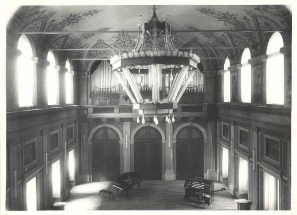 Istituto dei Ciechi di Milano - Sala dei concerti Barozzi - Interno - Veduta dall'alto - Pianoforte a coda sul palco - Lampadario