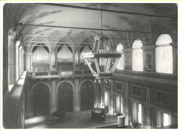 Istituto dei Ciechi di Milano - Sala dei concerti Barozzi - Interno - Veduta dall'alto - Pianoforti sul palco - Lampadario