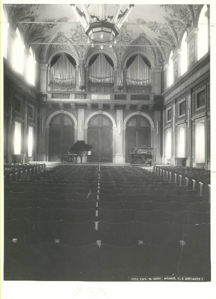 Istituto dei Ciechi di Milano - Sala dei concerti Barozzi - Interno - Veduta frontale - Pianoforti sul palco - Lampadario