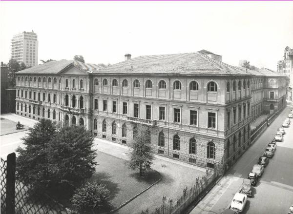 Istituto dei Ciechi di Milano - Via Vivaio - Edificio - Facciata - Giardino - Cancellata - Auto parcheggiate lungo la strada