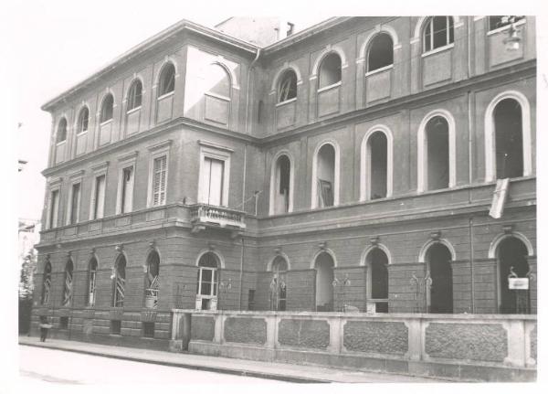 Istituto dei Ciechi di Milano - Edificio - Via Vivaio - Facciata - Danni provocati dai bombardamenti della seconda guerra mondiale - Finestre distrutte