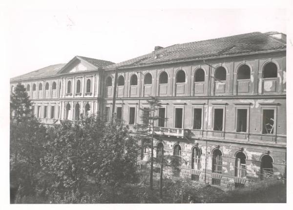 Istituto dei Ciechi di Milano - Edificio - Via Vivaio - Facciata danneggiata dai bombardamenti della seconda guerra mondiale - Finestre distrutte - Giardino