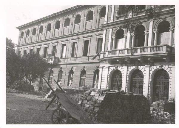 Istituto dei Ciechi di Milano - Edificio - Via Vivaio - Facciata danneggiata dai bombardamenti della seconda guerra mondiale - Giardino - Carretto - Tegole per la ricostruzione