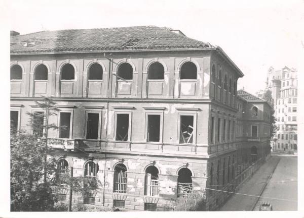 Istituto dei Ciechi di Milano - Edificio - Via Vivaio - Facciata danneggiata dai bombardamenti della seconda guerra mondiale - Finestre distrutte - Tetto senza tegole