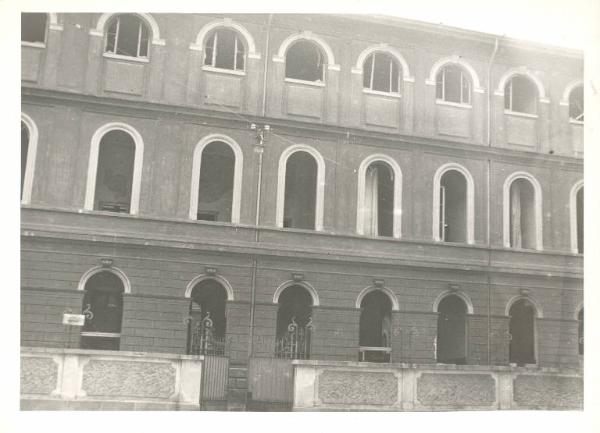 Istituto dei Ciechi di Milano - Edificio - Via Vivaio - Facciata danneggiata dai bombardamenti della seconda guerra mondiale - Finestre distrutte - Cancello