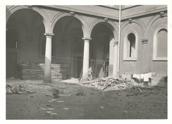 Istituto dei Ciechi di Milano - Edificio - Via Vivaio - Danni provocati dai bombardamenti della seconda guerra mondiale - Materiale per terra