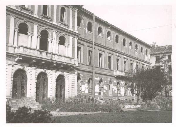 Istituto dei Ciechi di Milano - Edificio - Via Vivaio - Facciata danneggiata dai bombardamenti della seconda guerra mondiale - Materiale da costruzione - Giardino