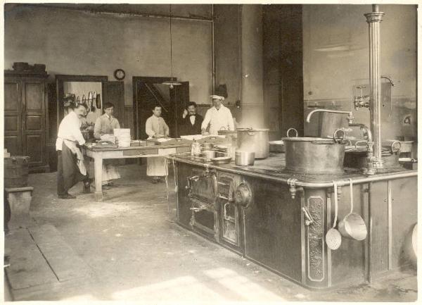 Istituto dei Ciechi di Milano - Cucina - Interno - Cuochi - Fornelli