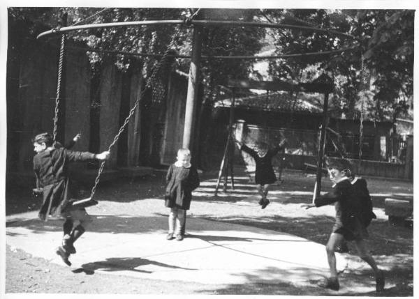 Istituto dei Ciechi di Milano - Scuola elementare - Cortile - Ricreazione - Bambini giocano con l'altalena
