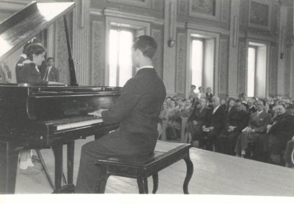 Istituto dei Ciechi di Milano - Sala dei concerti Barozzi - Interno - Saggio - Palco - Allievo suona il pianoforte - Pubblico in platea