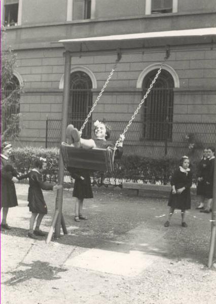 Istituto dei Ciechi di Milano - Scuola elementare - Giardino - Ricreazione - Bambine giocano con l'altalena