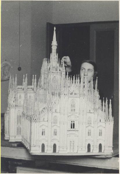 Istituto dei Ciechi di Milano - Miniatura del Duomo in legno traforato - Allieva