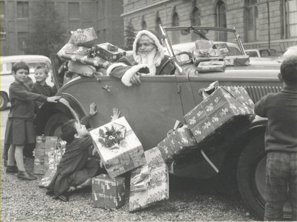 Istituto dei Ciechi di Milano - Cortile davanti all'ingresso - Babbo Natale con auto cabriolet - Bambini - Regali