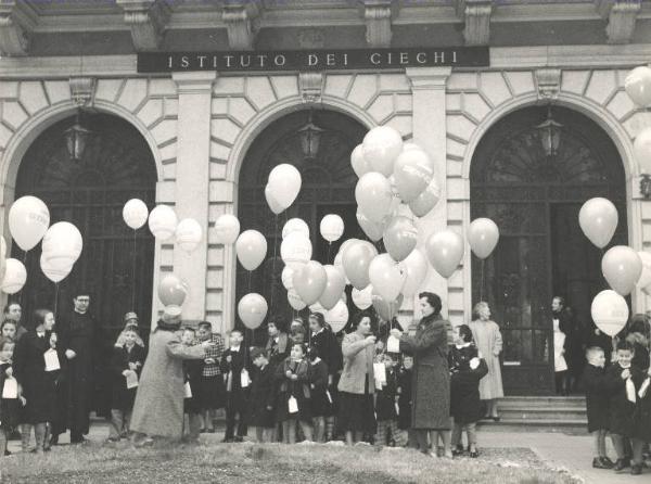 Istituto dei Ciechi di Milano - Giardino davanti all'ingresso - Bambini e maestri - Bambini con in mano un palloncino con all'estremità un foglietto