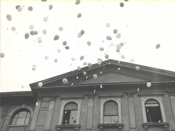 Istituto dei Ciechi di Milano - Cielo - Palloncini con appeso un foglietto all'estremità lasciati volare in aria