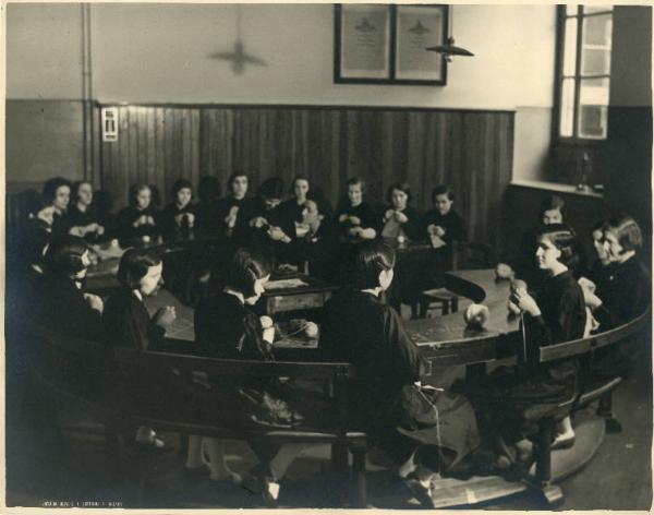 Istituto dei Ciechi di Milano - Scuola d'avviamento professionale - Riparto femminile - Aula scolastica - Interno - Laboratorio lavori all'uncinetto - Allieve e maestra