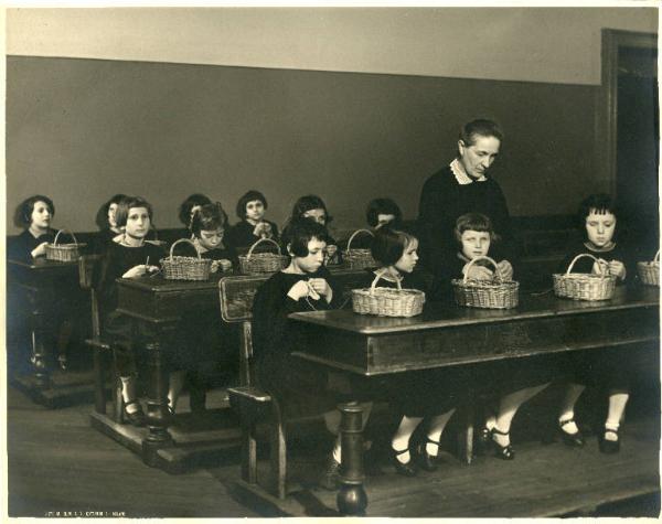 Istituto dei Ciechi di Milano - Scuola d'avviamento professionale - Riparto femminile - Aula scolastica - Interno - Laboratorio lavori all'uncinetto - Bambine con maestra