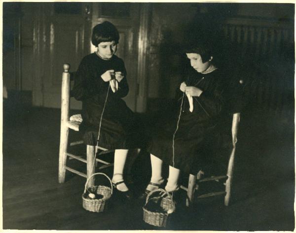 Istituto dei Ciechi di Milano - Scuola d'avviamento professionale - Riparto femminile - Aula scolastica - Interno - Laboratorio lavori all'uncinetto - Due bambine