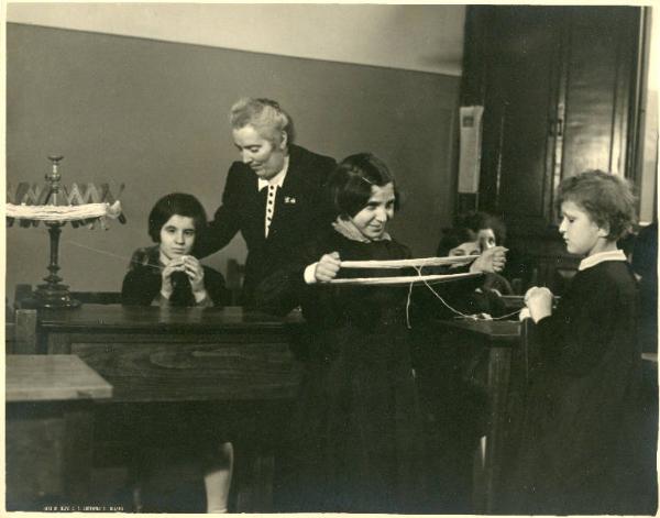 Istituto dei Ciechi di Milano - Scuola d'avviamento professionale - Riparto femminile - Aula scolastica - Interno - Laboratorio lavori di maglieria - Allieve - Maestra segue i lavori