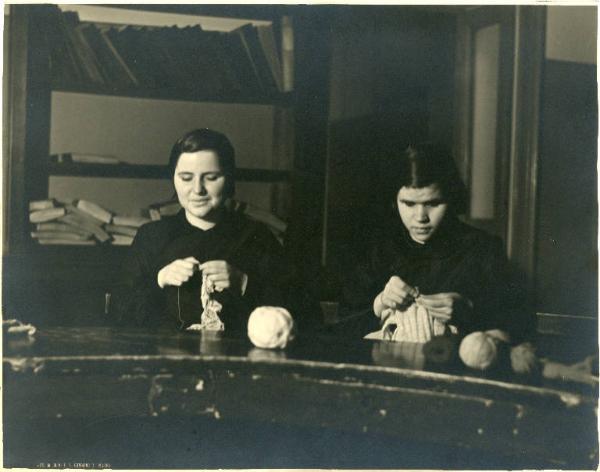 Istituto dei Ciechi di Milano - Scuola d'avviamento professionale - Riparto femminile - Aula scolastica - Interno - Laboratorio lavori di maglieria - Allieve