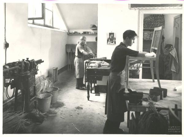 Istituto dei ciechi di Milano - Scuola di lavori manuali - Interno - Lavorazione scope, scopini e impagliatura sedie - Lavoratori ciechi