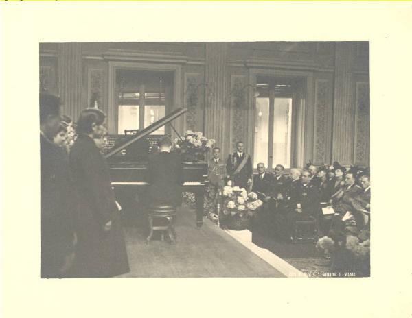 Istituto dei Ciechi di Milano - Sala Barozzi - Interno - Celebrazione centenario della fondazione dell'Istituto - Cerimonia - Concerto - Esibizione del coro degli allievi dell'Istituto - Canto corale - Presenti autorità politiche