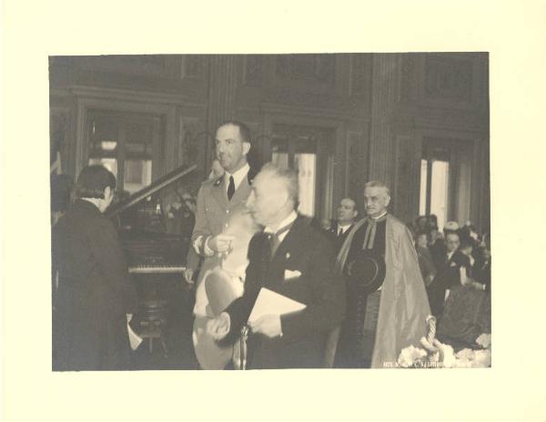 Istituto dei Ciechi di Milano - Sala dei concerti Barozzi - Interno - Celebrazione centenario della fondazione dell'Istituto - Cerimonia - Il senatore Antonio Raimondi accompagna il Principe di Piemonte e il Conte di Torino