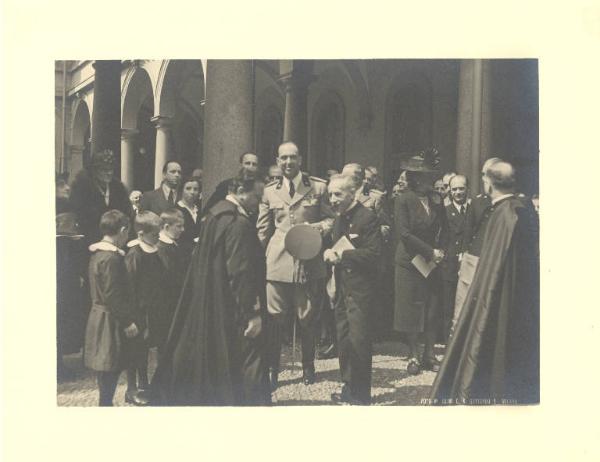 Istituto dei Ciechi di Milano - Cortile - Celebrazione centenario della fondazione dell'Istituto - Visita del Principe di Piemonte in Istituto accompagnato dal Presidente dell'Istituto Antonio Raimondi - Saluto agli allievi dell'Istituto