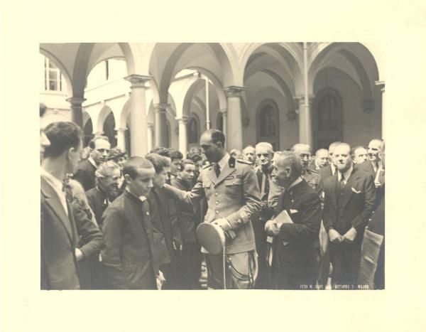 Istituto dei Ciechi di Milano - Cortile - Celebrazione centenario della fondazione dell'Istituto - Visita del Principe di Piemonte in Istituto accompagnato dal Presidente da Antonio Raimondi - Saluto agli allievi dell'Istituto