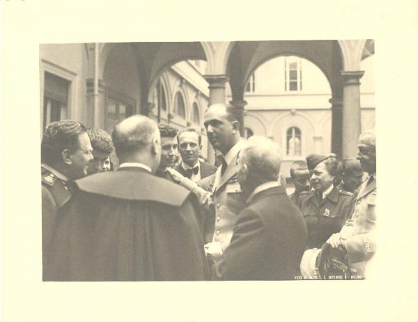 Istituto dei Ciechi di Milano - Cortile - Celebrazione centenario della fondazione dell'Istituto - Visita del Principe di Piemonte in Istituto accompagnato dal Presidente dell'Istituto Antonio Raimondi - Saluto agli allievi dell'Istituto