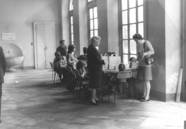 Gita scolastica degli allievi della scuola elementare dell'Istituto dei Ciechi di Milano - Pausa pranzo - Bambini mangiano intorno al tavolo - Assistenti