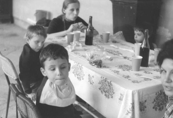 Gita scolastica degli allievi della scuola elementare dell'Istituto dei Ciechi di Milano - Pausa pranzo - Bambini mangiano intorno al tavolo - Assistente