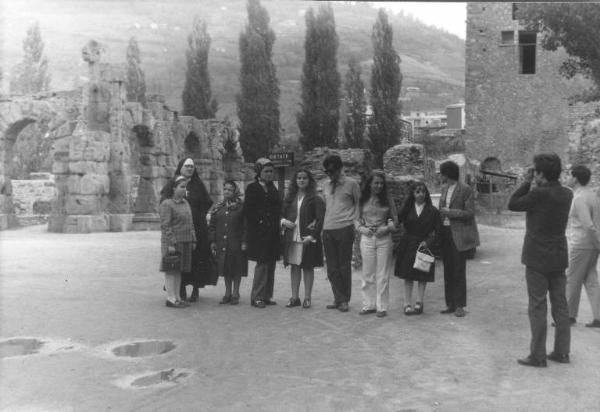 Gita scolastica degli allievi della scuola media dell'Istituto dei Ciechi di Milano - Visita a un sito archeologico - Foto di gruppo