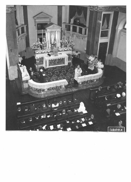 Istituto dei Ciechi di Milano - Cappella - Interno - Celebrazione della messa per il saggio di fine anno scolastico - Presbiterio - Altare - Sacerdote - Persone sedute ai banchi