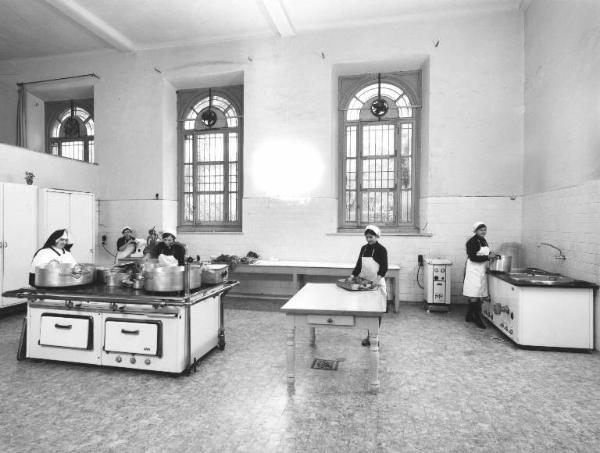 Istituto dei Ciechi di Milano - Interno - Cucina dopo i lavori di ristrutturazione - Cuoche