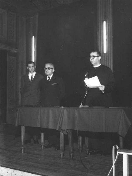 Istituto dei Ciechi di Milano - Sala Barozzi - Inaugurazione dell'anno scolastico - Palco - Monsignor Varesi al microfono, al suo fianco il Presidente Virginio Pozzi