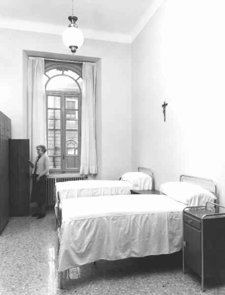 Istituto dei Ciechi di Milano - Padiglione di Casa Famiglia completamente rinnovato - Interno - Stanza a due letti - Signora anziana