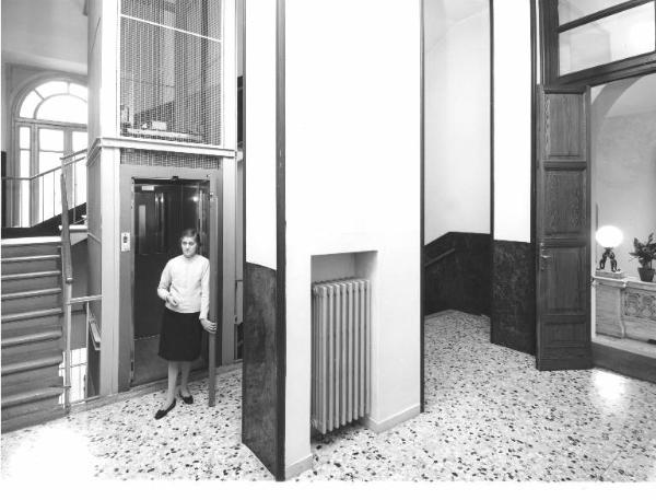 Istituto dei Ciechi di Milano - Padiglione di Casa Famiglia completamente rinnovato - Interno - Signora anziana esce dall'ascensore